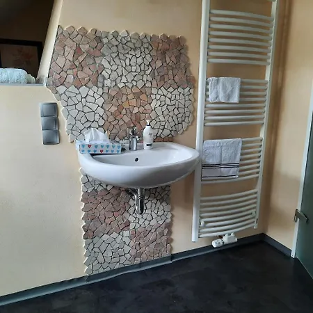 Farbenfrohe Dachgeschosswohnung Appartement Giesen