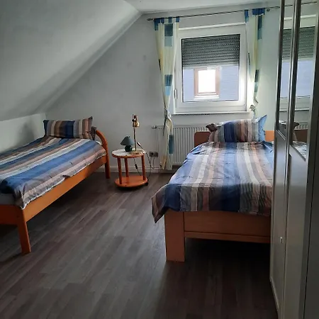 Daire Farbenfrohe Dachgeschosswohnung Giesen